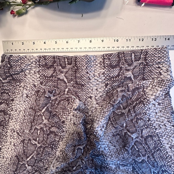 Trendy Snakeskin Booty Scrunching Leggings Size XL - Picture 7 of 7